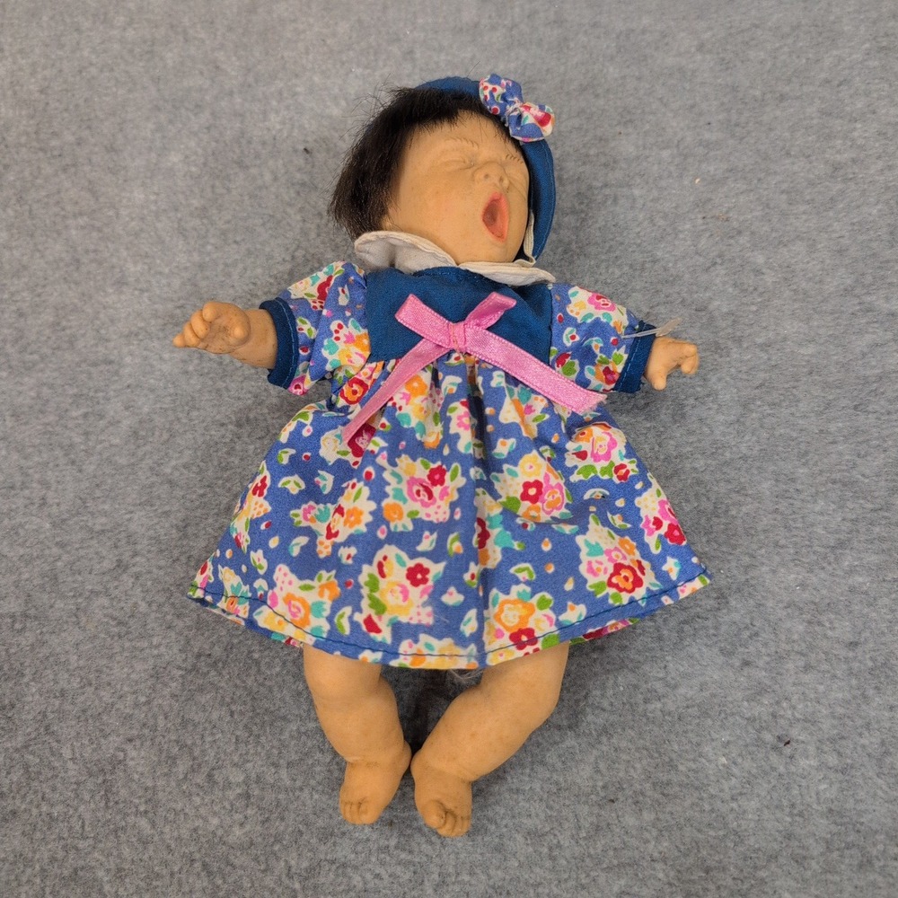 Vintage Gi-Go Bean Bag Baby Doll Blue Floral Dress Bonnet Blue Bow Yawning - Picture 1 of 2